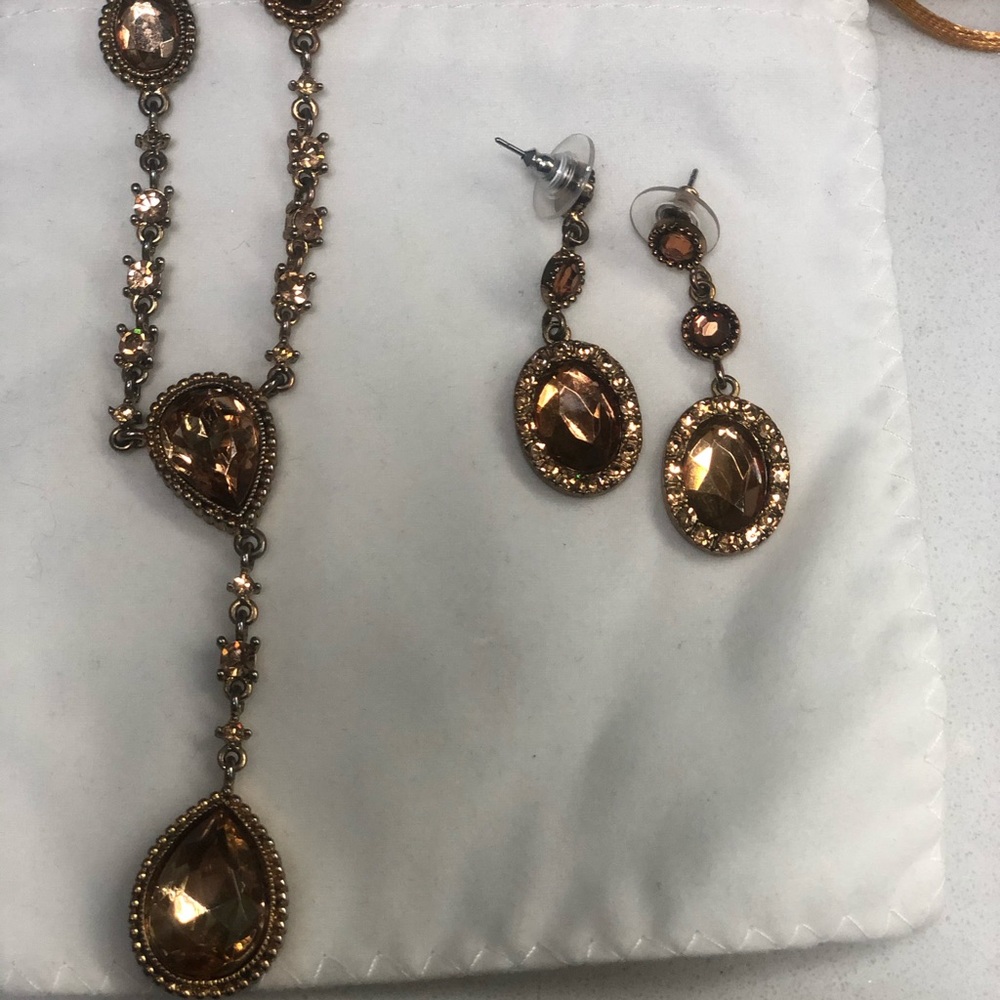 Tear drop costume jewelry and matching earrings